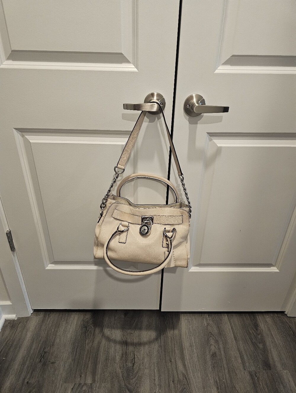 Michael Kors Stylish Cream Leather Satchel Handbag - Women's Shoulder